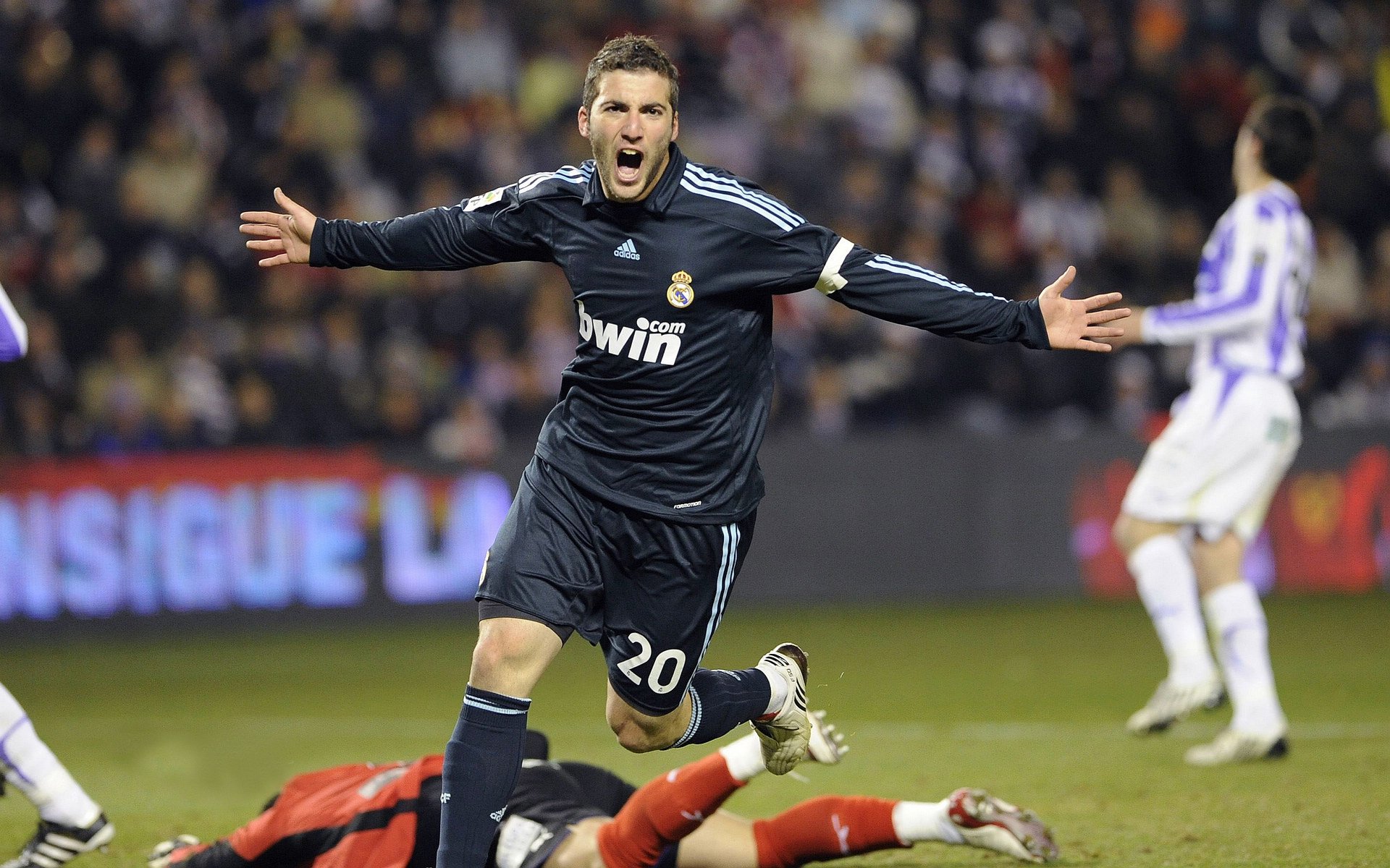 莱万铁腕导演战局，阿森纳风暴席卷威尔士